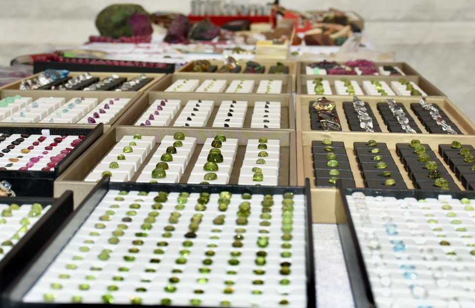 Những viên đá quý được bày bán tại phiên chợ. (Ảnh: TTXVN phát)