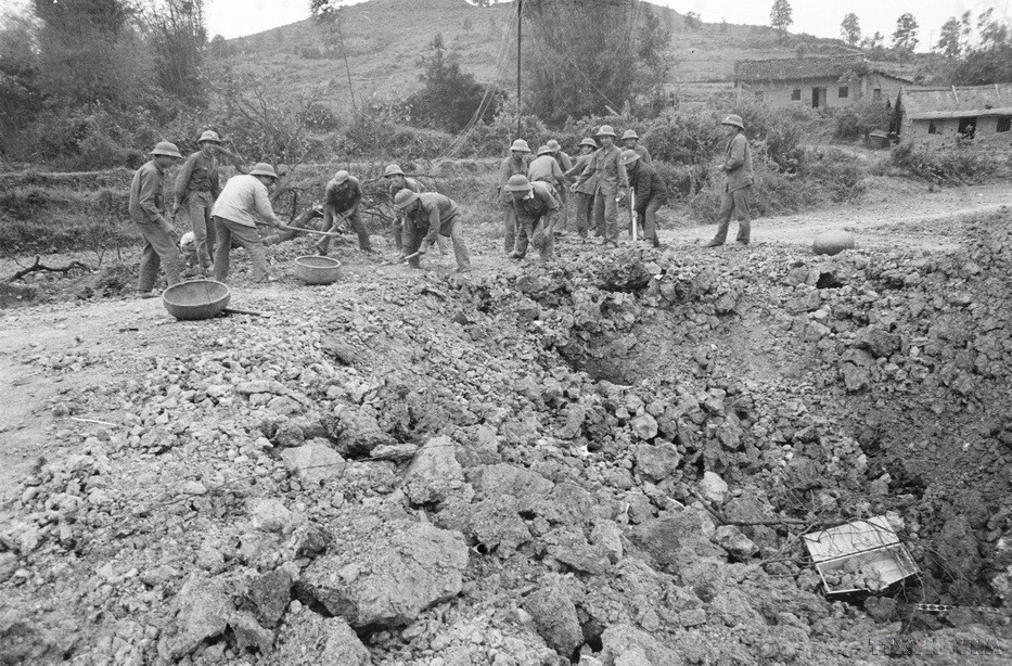 Chiến sỹ công binh Đại đội 3, Tiểu đoàn 15, Đoàn Sông Hồng gỡ mìn và sửa đường để thông xe trên đoạn Quốc lộ 1A thị xã Lạng Sơn đi Đồng Đăng, ngày 17/2/1979. (Ảnh: Hà Việt/TTXVN)