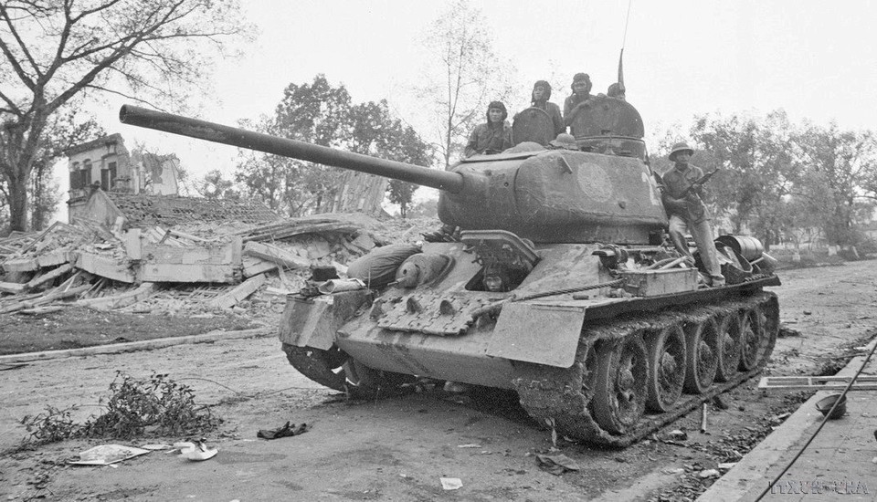 Các chiến sỹ xe tăng Trung đội 1, Đại đội 2, Đoàn 407 truy kích quân địch ở thị xã Lạng Sơn, ngày 17/2/1979. (Ảnh: Thế Thuần/TTXVN)