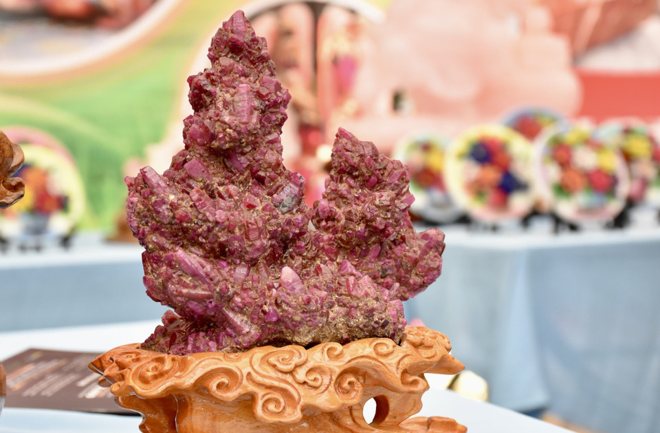 Khối thể Ruby có giá khoảng 200 triệu đồng được bày bán tại phiên chợ. (Ảnh: TTXVN phát)