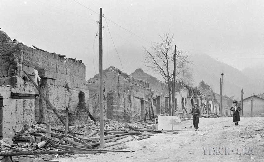 Nhà cửa, đường phố ở thị trấn Phó Bảng, huyện Đồng Văn, tỉnh Hà Tuyên bị đạn pháo của địch tàn phá trong ngày 8 và 9/3/1979. (Ảnh: Ngọc Quán/TTXVN)