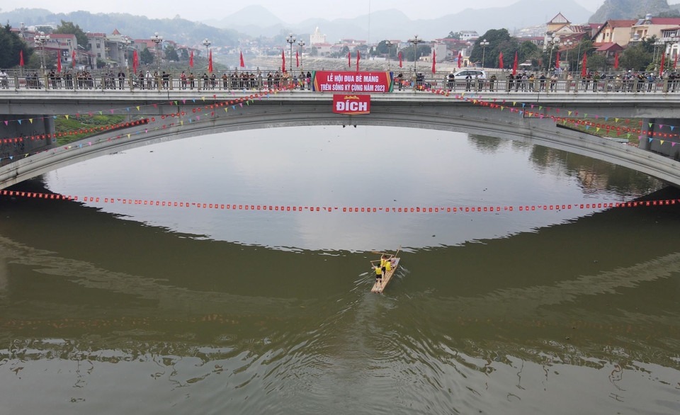 Đội về đích tại vòng đua bè mảng. (Ảnh: Anh Tuấn/TTXVN)