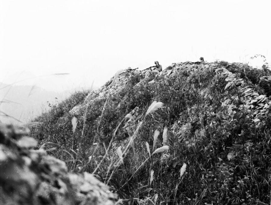 Các chiến sỹ trên điểm cao 1911 mặt trận Hà Tuyên sẵn sàng chiến đấu bảo vệ biên giới của Tổ quốc. (Ảnh: Minh Lộc/TTXVN)