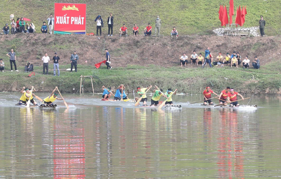 Các đội tham gia đua bè xuất phát. (Ảnh: Anh Tuấn/TTXVN)