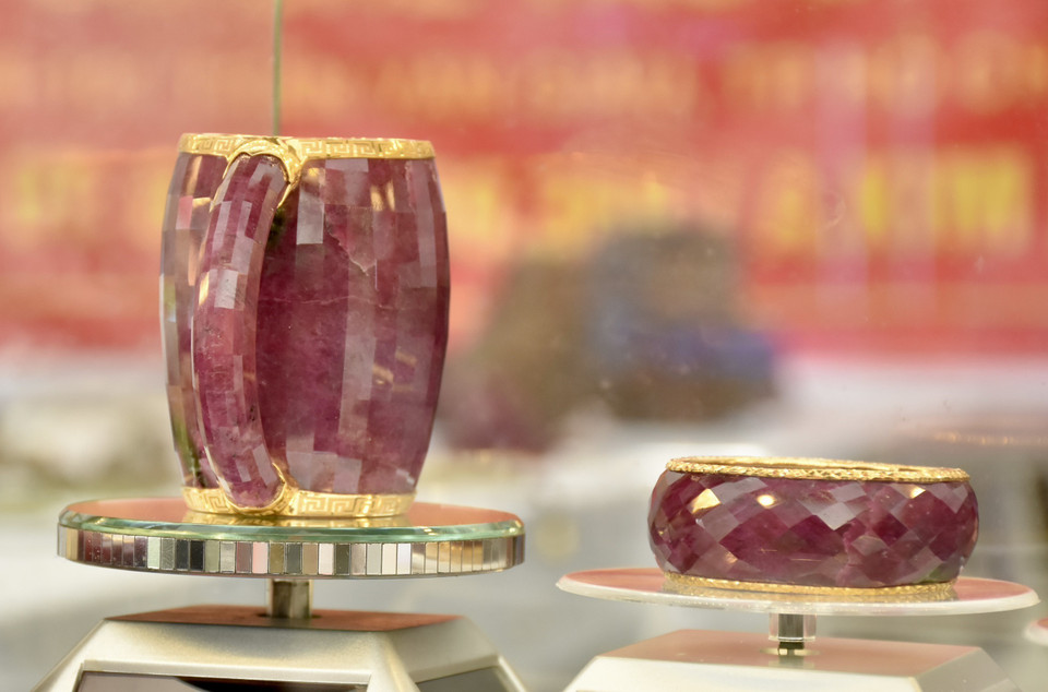 Một trong những sản phẩm được chế tác từ đá quý Lục Yên. (Ảnh: TTXVN phát)