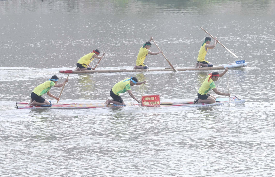 Lễ hội đua bè mảng trên sông Kỳ Cùng tỉnh Lạng Sơn thu hút 17 đội tham gia. (Ảnh: Anh Tuấn/TTXVN)