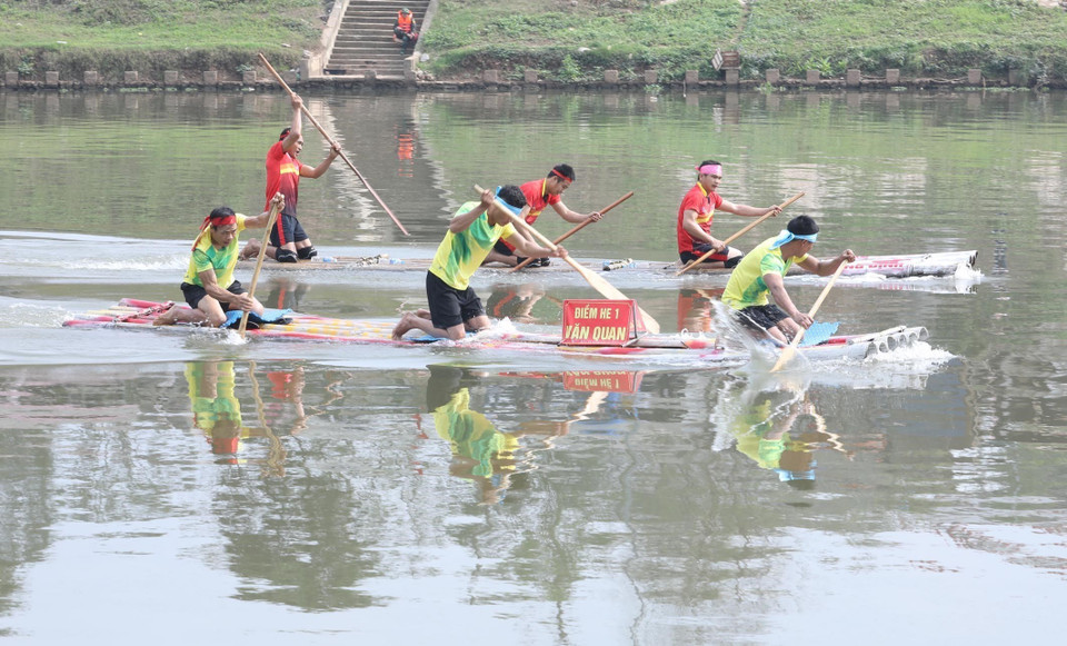 Các tay chèo dồn sức chèo nhanh và đều để đưa bè vượt lên phía trước. (Ảnh: Anh Tuấn/TTXVN)