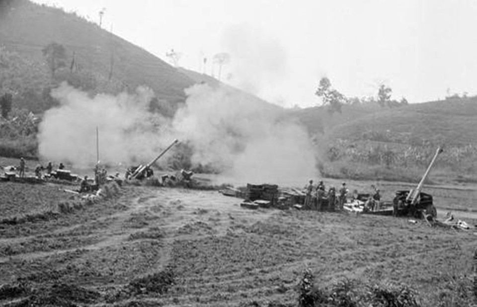 Chiến sỹ Đoàn 368 pháo binh tỉnh Hoàng Liên Sơn dội bão lửa trừng trị quân địch, ngày 10/3/1979. (Ảnh: Phùng Triệu/TTXVN)