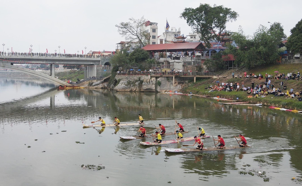 Các đội đua bè mảng trên sông Kỳ Cùng. (Ảnh: Anh Tuấn/TTXVN)