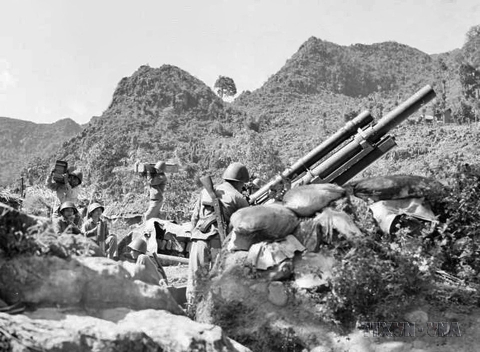 Chiến sỹ tiểu đoàn pháo binh mặt trận Hà Tuyên sẵn sàng chiến đấu. (Ảnh: Minh Lộc/TTXVN)