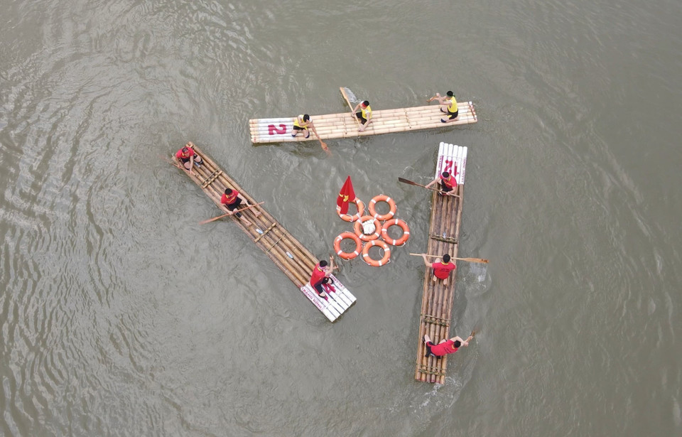 Các đội đua thực hiện động tác quay bè 3 vòng trước khi về đích. (Ảnh: Anh Tuấn/TTXVN)