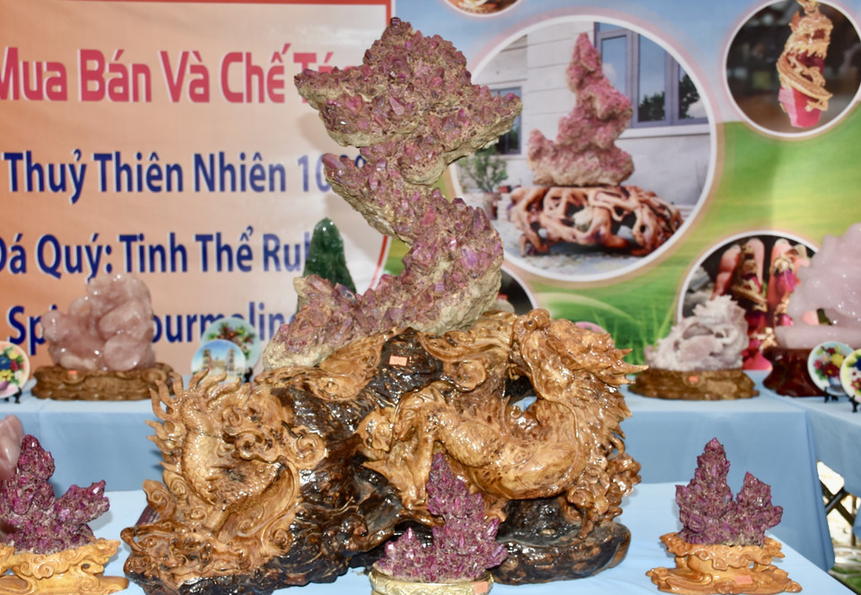 Khối tinh thể Ruby mang có hình dáng bản đồ Việt Nam được trưng bày tại phiên chợ. (Ảnh: TTXVN phát)