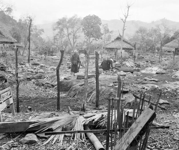 Nhà cửa của đồng bào bản Hạ, xã Phương Độ, huyện Vị Xuyên, tỉnh Hà Tuyên bị đạn pháo địch tàn phá. (Ảnh: Minh Lộc/TTXVN)