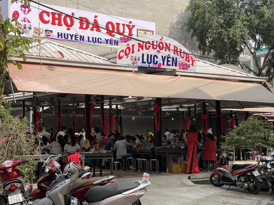 Quang cảnh phiên chợ Đá quý tại Lục Yên. (Ảnh: TTXVN phát)