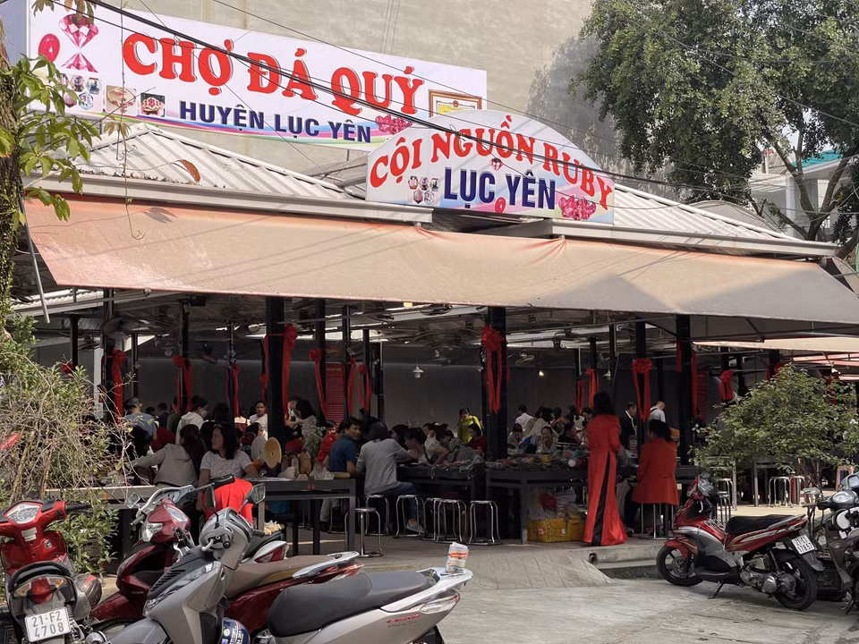 Quang cảnh phiên chợ Đá quý tại Lục Yên. (Ảnh: TTXVN phát)