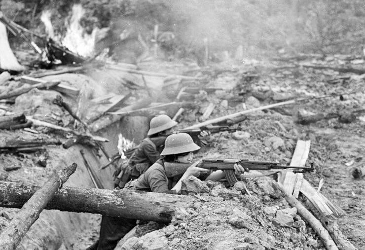 Các nữ chiến sỹ tự vệ Lâm trường Bản Phiệt, huyện Mường Khương, tỉnh Hoàng Liên Sơn (nay thuộc tỉnh Lào Cai) bám trụ chiến đấu, phối hợp với bộ đội địa phương đánh lui nhiều đợt tấn công của địch. (Ảnh: Nguyễn Trân/TTXVN)