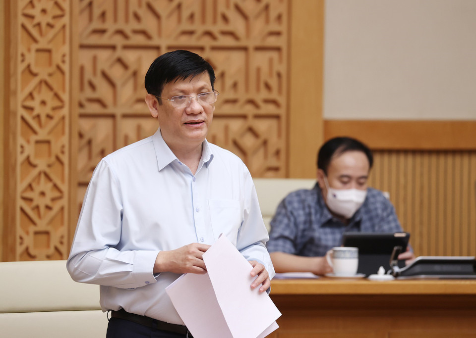 Bộ trưởng Bộ Y tế Nguyễn Thanh Long báo cáo tình hình dịch bệnh COVID-19. (Ảnh: Dương Giang/TTXVN)