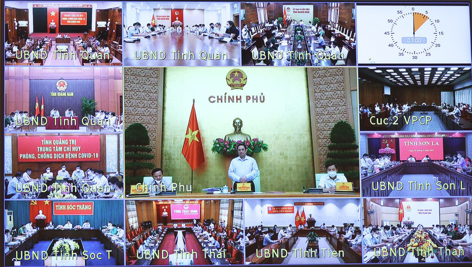 Dự họp tại hơn 9.000 điểm cầu ở Ủy ban Nhân dân các tỉnh, thành phố trực thuộc Trung ương; các quận, huyện, thị xã, thành phố và các xã, phường, thị trấn trên toàn quốc là các Bí thư cấp ủy, Chủ tịch Ủy ban Nhân dân, Ban Chỉ đạo phòng, chống dịch COVID-19 từ cấp xã tới cấp tỉnh và các ngành, đơn vị liên quan. (Ảnh: Dương Giang/TTXVN)