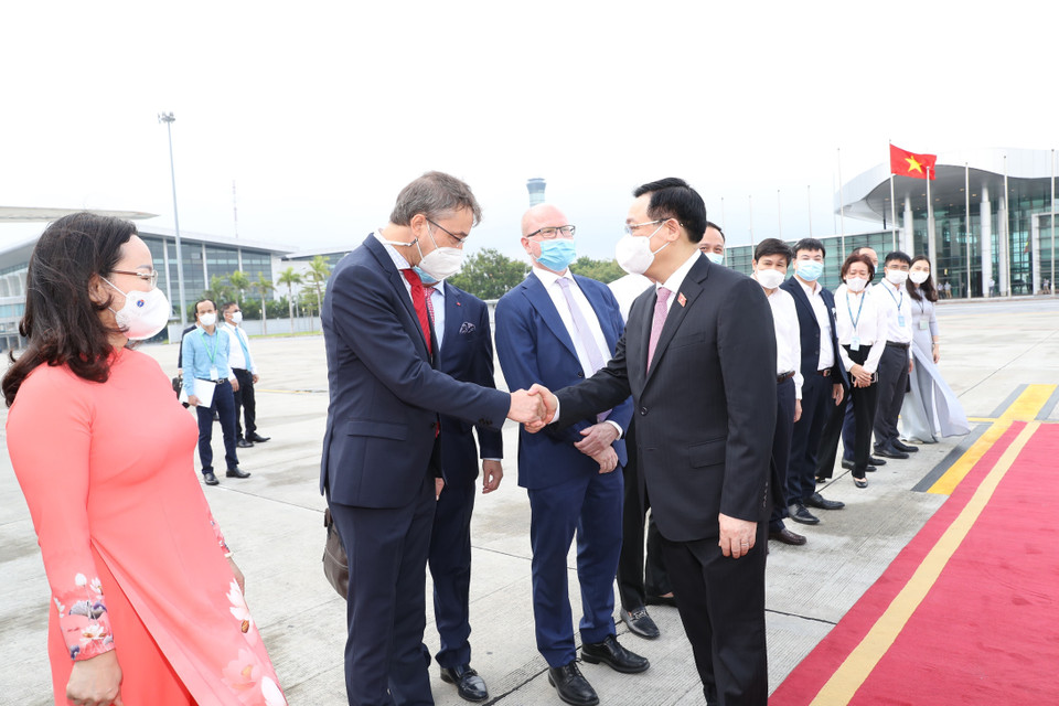 Các đại biểu tiễn Chủ tịch Quốc hội Vương Đình Huệ cùng Đoàn đại biểu cấp cao Quốc hội Việt Nam, tại sân bay quốc tế Nội Bài (Hà Nội). (Ảnh: Doãn Tấn/TTXVN)