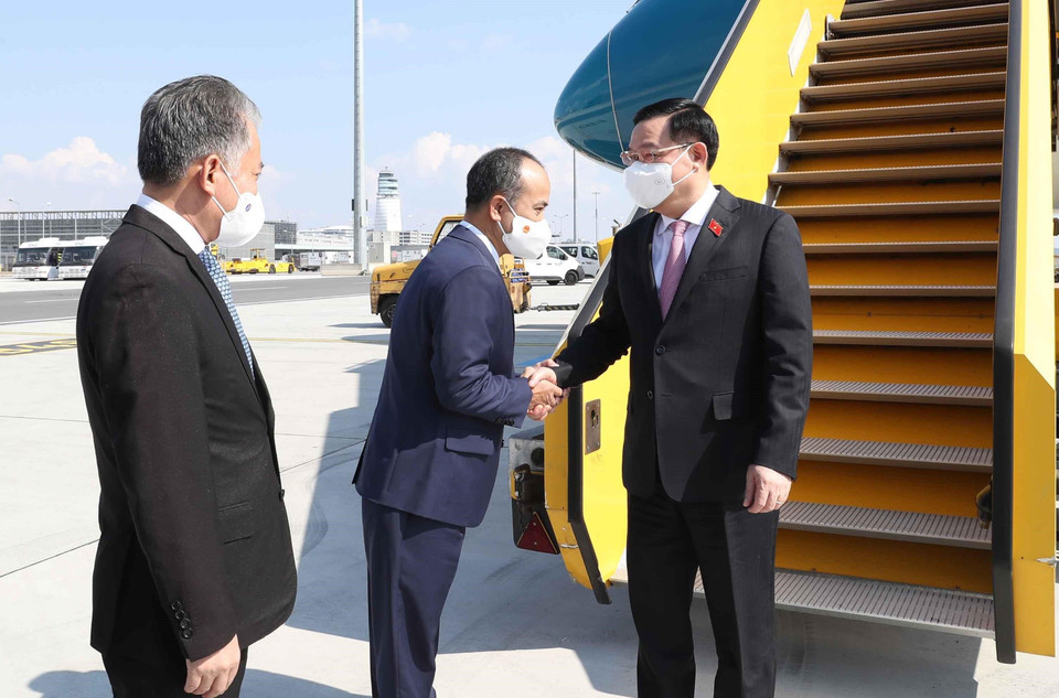 Lễ đón Chủ tịch Quốc hội Vương Đình Huệ tại sân bay quốc tế Vienna. (Ảnh: Doãn Tấn/TTXVN)