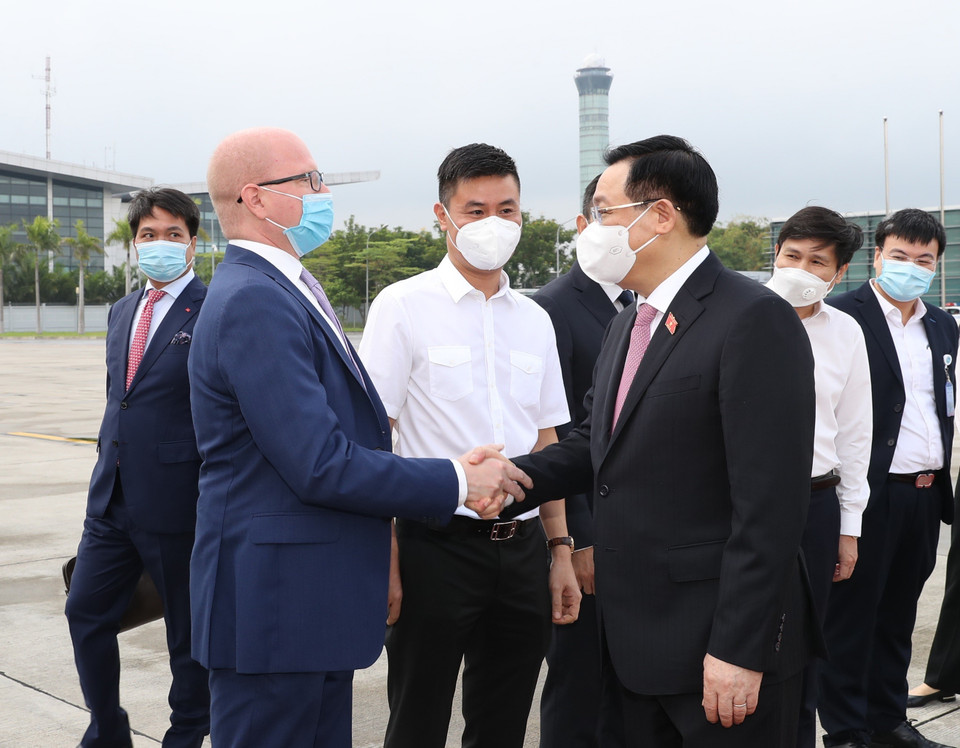 Các đại biểu tiễn Chủ tịch Quốc hội Vương Đình Huệ tại sân bay quốc tế Nội Bài (Hà Nội). (Ảnh: Doãn Tấn/TTXVN)