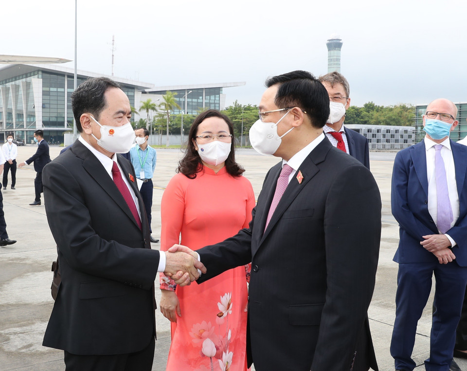 Ông Trần Thanh Mẫn, Ủy viên Bộ Chính trị, Phó Chủ tịch Thường trực Quốc hội và các đại biểu tiễn Chủ tịch Quốc hội Vương Đình Huệ và Đoàn đại biểu cấp cao Quốc hội Việt Nam, tại sân bay quốc tế Nội Bài (Hà Nội). (Ảnh: Doãn Tấn/TTXVN)