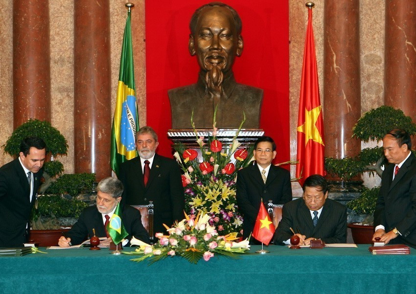 Chủ tịch nước Nguyễn Minh Triết và Tổng thống Brazil Luiz Inácio Lula da Silva chứng kiến Lễ ký Bản ghi nhớ về việc thành lập Ủy ban hỗn hợp giữa Chính phủ hai nước, ngày 10/7/2008, tại Phủ Chủ tịch, trong chuyến thăm chính thức 2 ngày đến Việt Nam (9-10/7/2008). (Ảnh: Nguyễn Khang/TTXVN)