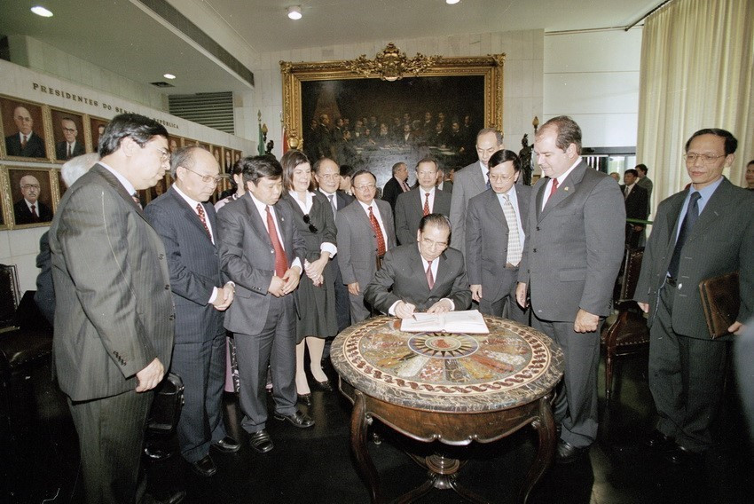 Tổng Bí thư Nông Đức Mạnh ký lưu bút tại Thượng viện Brazil, trong chuyến thăm hữu nghị chính thức Brazil, ngày 29/5/2007, tại thành phố Rio de Janeiro. (Ảnh: Xuân Tuân/TTXVN)