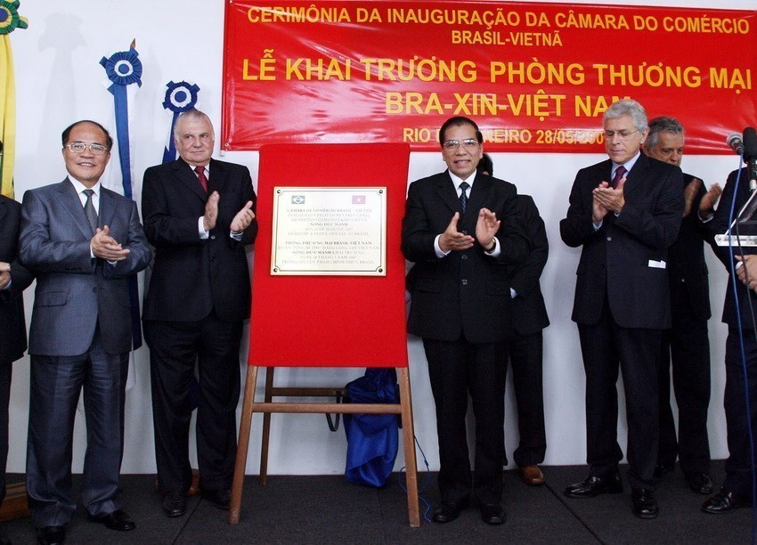 Nhân chuyến thăm hữu nghị chính thức Brazil, ngày 28/5/2007, Tổng Bí thư Nông Đức Mạnh đến dự Lễ khai trương Phòng Thương mại Brazil-Việt Nam tại thành phố Rio de Janeiro. (Ảnh: Đinh Xuân Tuân/TTXVN)