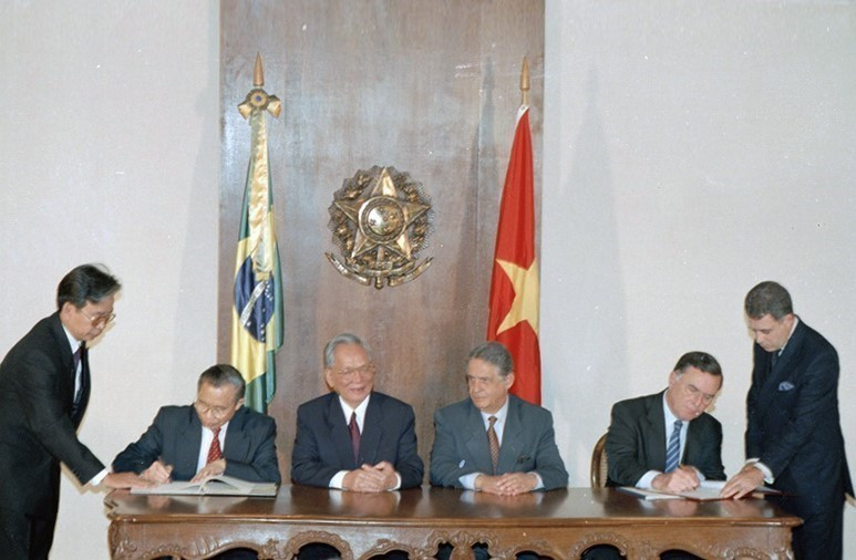 Nhân chuyến thăm chính thức Brazil, tháng 10/1995, Chủ tịch nước Lê Đức Anh và Tổng thống Brazil Fernando Henrique Cardoso chứng kiến Lễ ký kết Bản thỏa thuận hợp tác kinh tế, văn hóa giữa hai nước. Trong ảnh: Bộ trưởng Ngoại giao Nguyễn Mạnh Cầm và Bộ trưởng Ngoại giao Brazil Luiz Felipe Lampreia ký kết Bản thỏa thuận hợp tác kinh tế, văn hóa giữa Brazil và Việt Nam. (Ảnh: Cao Phong/TTXVN)