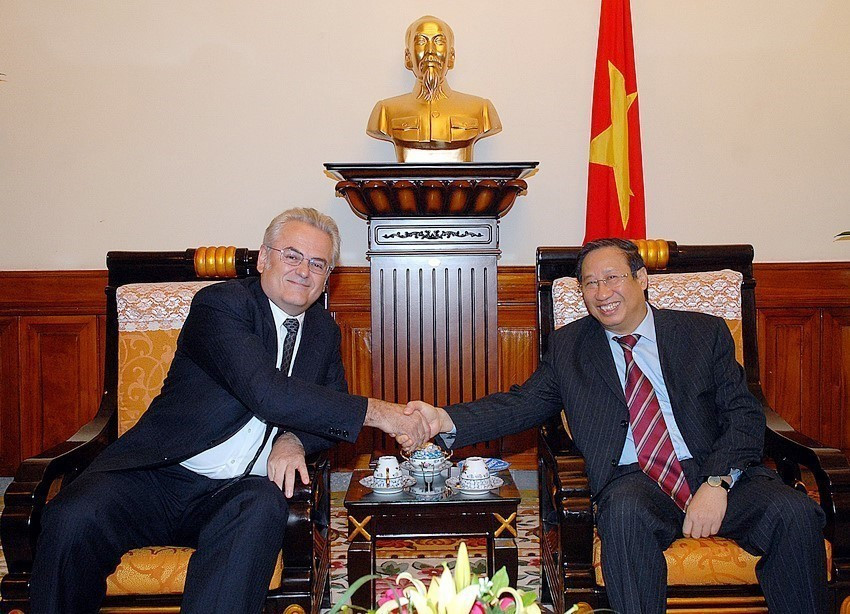 Phó Thủ tướng, Bộ trưởng Ngoại giao Phạm Gia Khiêm tiếp Thứ trưởng Bộ Ngoại giao Brazil Roberto Jaguaribe Gomes De Mattos sang thăm Việt Nam, ngày 24/11/2007, tại Hà Nội. (Ảnh: Nhan Sáng/TTXVN)