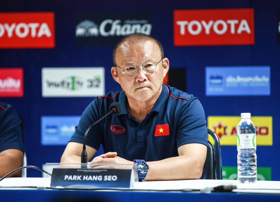 HLV trưởng đội tuyển Việt Nam ông Park Hang Seo trả lời phỏng vấn của giới truyền thông tại buổi họp báo trước trận đấu ngày mai. (Ảnh: Trọng Đạt/TTXVN)