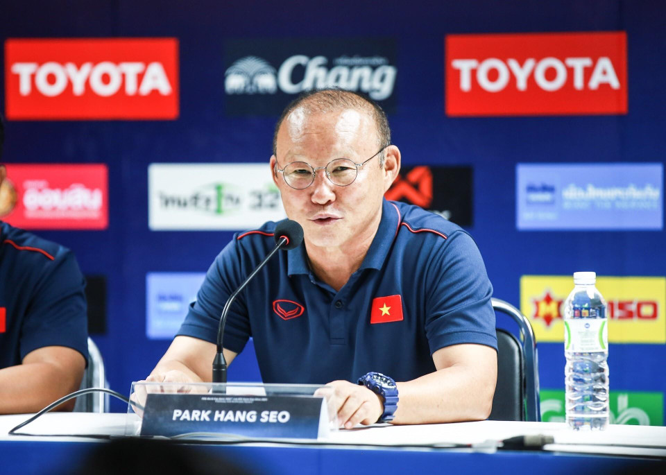HLV trưởng đội tuyển Việt Nam ông Park Hang Seo trả lời phỏng vấn của giới truyền thông tại buổi họp báo trước trận đấu ngày mai. (Ảnh: Trọng Đạt/TTXVN)