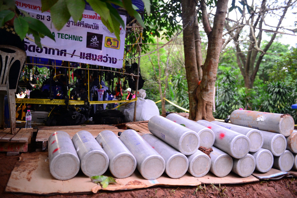 Các bình oxi được bơm đầy để các thợ lặn có thể sử dụng. Sau khi tiếp xúc được với các thành viên đội bóng vào ngày hôm qua, phía Thái Lan đã đưa ra ba phương án để giải cứu. (Ảnh: Sơn Nam/Vietnam+)