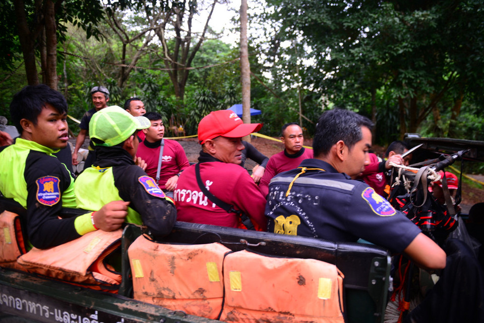 Các thành viên của đội thợ lặn, họ đã có thể tiếp cận và tiếp tế nhu yếu phẩm cần thiết cho những người bị mắc kẹt. Tuy nhiên, để đưa được tất cả ra khỏi hang có thể phải mất tới 4 tháng. (Ảnh: Sơn Nam/Vietnam+)