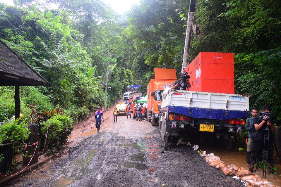 Phía Thái Lan đã cho làm gấp con đường để các phương tiện cứu hộ có thể dễ dàng tiếp cận được hiện trường. (Ảnh: Sơn Nam/Vietnam+)