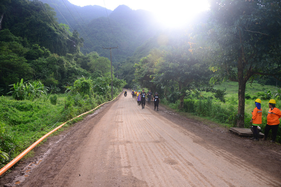 Cách hiện trường cứu hộ khoảng 2km, tất cả các phương tiện không có nhiệm vụ đều không thể đi vào. (Ảnh: Sơn Nam/Vietnam+)