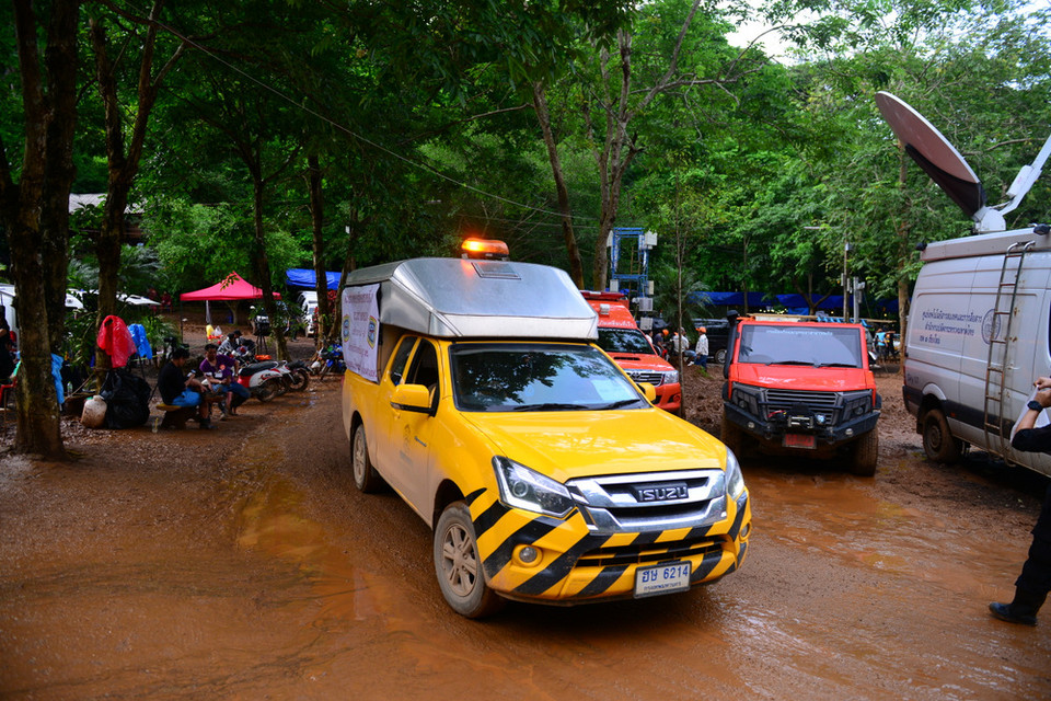 Con đường phủ đầy bùn đất xung quanh nơi diễn ra các hoạt động cứu hộ. Trời mưa tại khu vực Tham Luang từ nhiều ngày nay khiến công tác cứu hộ gặp nhiều khó khăn. (Ảnh: Sơn Nam/Vietnam+)