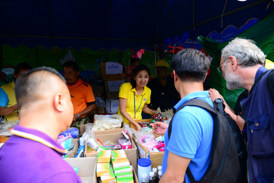 Bên ngoài, các nhu yếu phẩm cần thiết được phục vụ miễn phí bởi các đội tình nguyện tới từ khắp nơi trên đất nước Thái Lan. (Ảnh: Sơn Nam/Vietnam+)