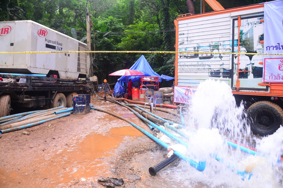 Phía Thái Lan đã cho làm gấp con đường để các phương tiện cứu hộ có thể dễ dàng tiếp cận được hiện trường. (Ảnh: Sơn Nam/Vietnam+)