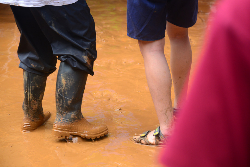 Con đường phủ đầy bùn đất xung quanh nơi diễn ra các hoạt động cứu hộ. Trời mưa tại khu vực Tham Luang từ nhiều ngày nay khiến công tác cứu hộ gặp nhiều khó khăn. (Ảnh: Sơn Nam/Vietnam+)