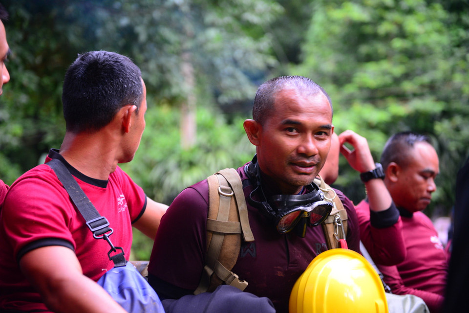 Theo giới chức Thái Lan, hiện tại các em nhỏ đang ở trong tình trạng rất yếu nên nhiều khả năng sẽ không thể sử dụng phương pháp dùng bình oxi lặn ra ngoài. Quãng đường từ nơi các em nhỏ đang trú ngụ tới nơi an toàn dài chừng 4km. (Ảnh: Sơn Nam/Vietnam+)