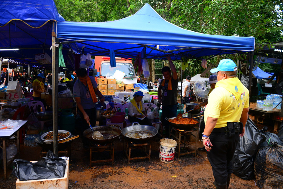 Bên ngoài, các nhu yếu phẩm cần thiết được phục vụ miễn phí bởi các đội tình nguyện tới từ khắp nơi trên đất nước Thái Lan. (Ảnh: Sơn Nam/Vietnam+)