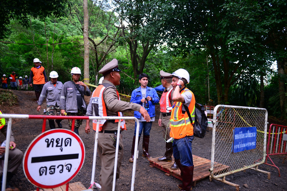 Lối vào hang động Tham Luang, nơi 13 người bị mắc kẹt từ ngày 23/6 vừa qua. Các đội cứu hộ hoạt động liên tục 24/24 giờ. (Ảnh: Sơn Nam/Vietnam+)