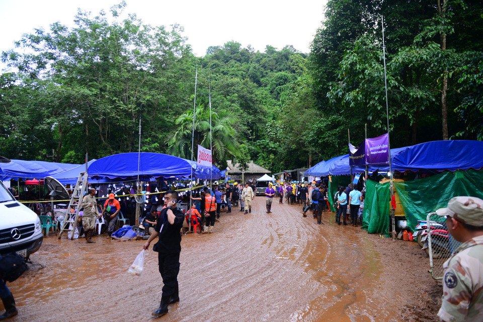Con đường phủ đầy bùn đất xung quanh nơi diễn ra các hoạt động cứu hộ. Trời mưa tại khu vực Tham Luang từ nhiều ngày nay khiến công tác cứu hộ gặp nhiều khó khăn. (Ảnh: Sơn Nam/Vietnam+)