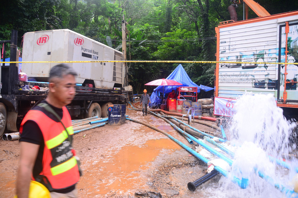 Các hệ thống máy bơm công suất lớn lên tới 180 m3/giờ hoạt động suốt ngày đêm để có thể bơm nước ra khỏi hang. (Ảnh: Sơn Nam/Vietnam+)