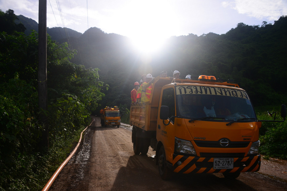 Cách hiện trường cứu hộ khoảng 2km, tất cả các phương tiện không có nhiệm vụ đều không thể đi vào. (Ảnh: Sơn Nam/Vietnam+)