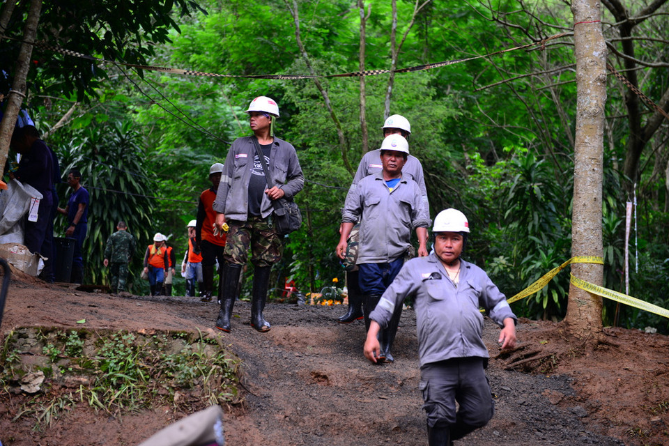 Lối vào hang động Tham Luang, nơi 13 người bị mắc kẹt từ ngày 23/6 vừa qua. Các đội cứu hộ hoạt động liên tục 24/24 giờ. (Ảnh: Sơn Nam/Vietnam+)