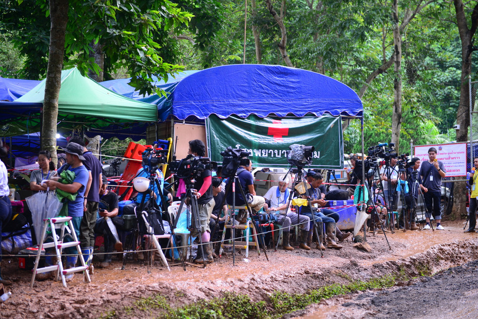 Phóng viên từ khắp nơi trên thế giới đã tới khu vực cứu hộ để có thể đưa tin về các hoạt động. (Ảnh: Sơn Nam/Vietnam+)