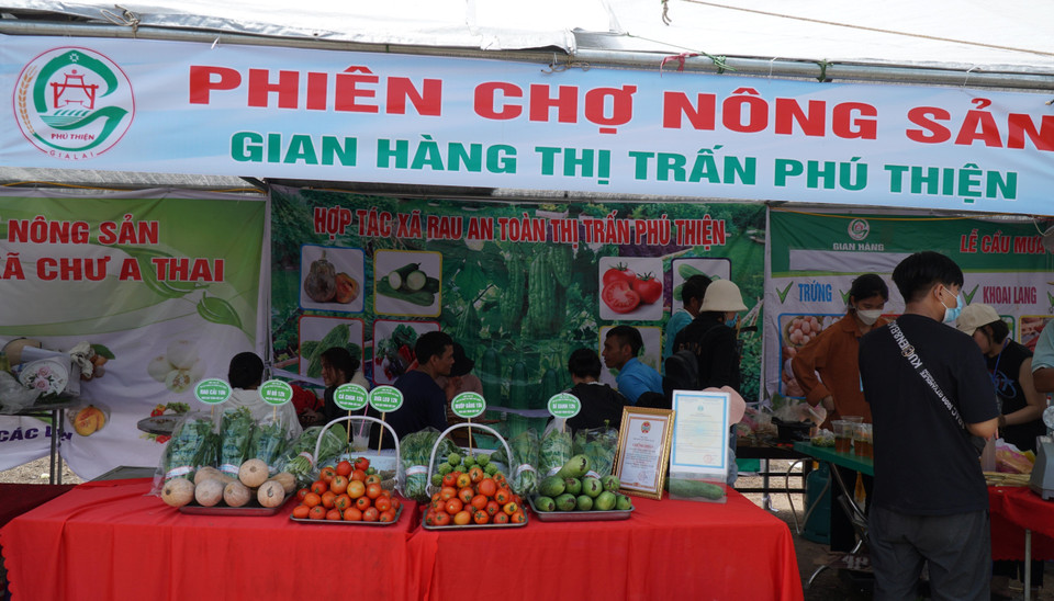 Song song với lễ cúng cầu mưa, các địa phương trong huyện Phú Thiện tham gia hội thi văn hóa thể thao các dân tộc thiểu số và phiên chợ nông sản địa phương. (Ảnh: Hồng Điệp/TTXVN)